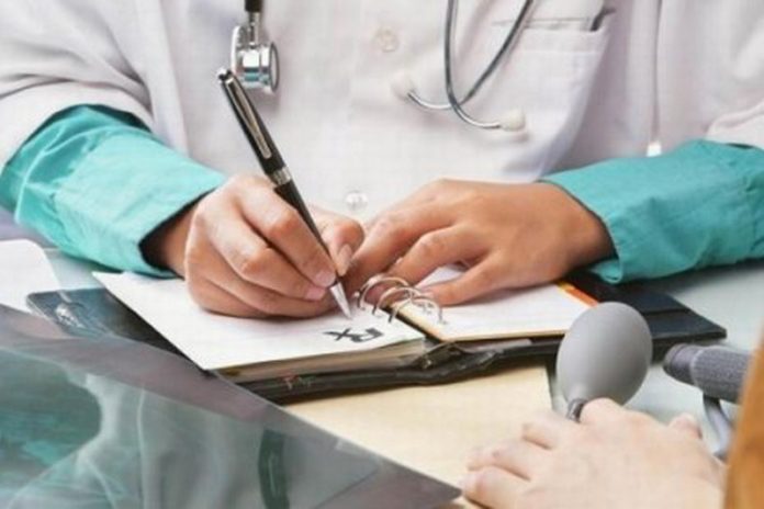 Anularea de la plată a primei zile de concediu medical începe să se rostogolească precum un bulgăre de zăpadă: pensiile ar fi afectate indirect, iar legea va ajunge la Curtea Constituţională. Neplata primei zile de concediu medical a atras tot mai multe nemulţumiri. Salariaţii vor pierde bani, iar angajatorii vor avea şi mai multă birocraţie