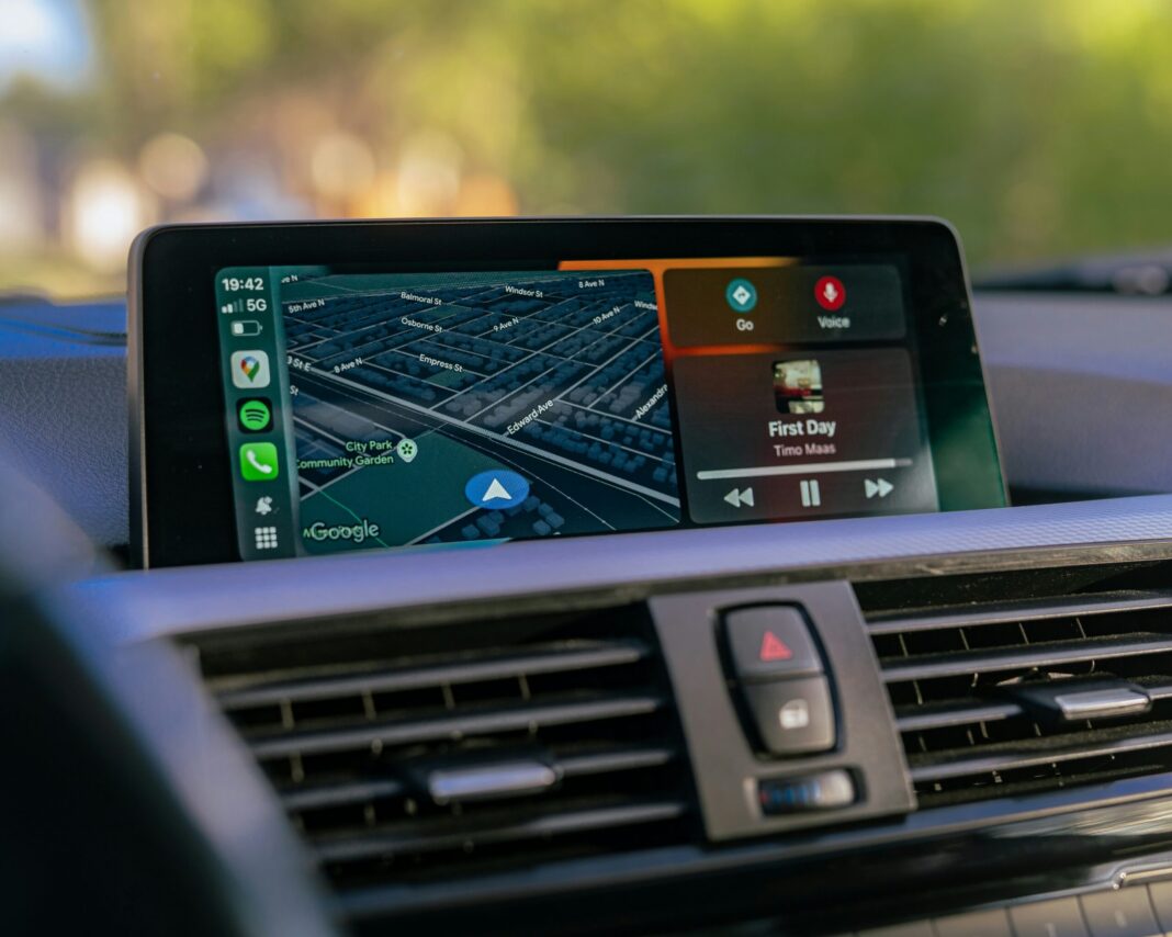 Apple ar putea permite în curând chatbot-urilor cu inteligență artificială, precum ChatGPT și Gemini, să fie disponibile pe CarPlay