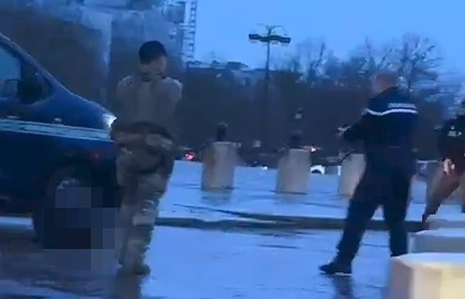 Atac cu cuțitul la Arcul de Triumf din Paris. Suspectul, împușcat de un jandarm, în stare critică