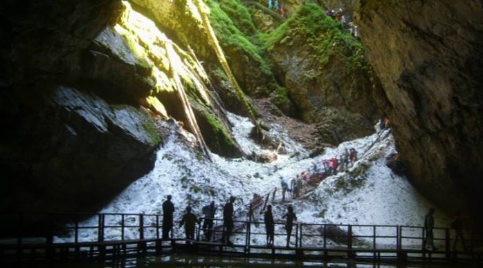 Au început să se trezească microbi care au stat adormiţi mii de ani: O bacterie antică, rezistentă la antibioticele moderene, a fost descoperită într-o peşteră îngheţată din România