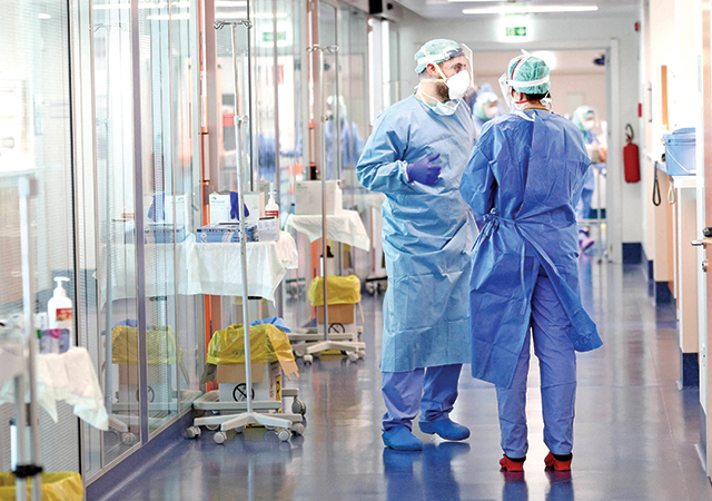 Avertisment. Judeţe întregi au sub cinci medici oncologi, deşi pacienţii sunt din ce în ce mai mulţi. Unui oncolog îi revin în medie peste 350 de pacienţi pe an. Numărul pacienţilor care suferă de o boală oncologică este de peste 200.000 de persoane, potrivit estimărilor specialiştilor