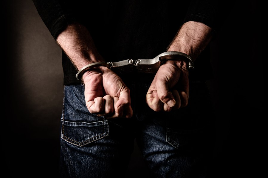 Bărbat arestat la domiciliu pentru tâlhărie calificată, după ce a furat dintr-un magazin și a agresat casiera și paznicul
