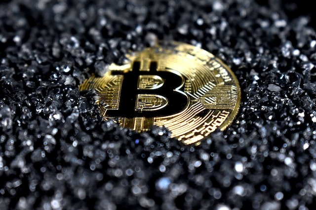 Bitcoin scade puternic, a coborât sub 66 de mii de dolari / Aurul își consolidează statutul de refugiu tradițional