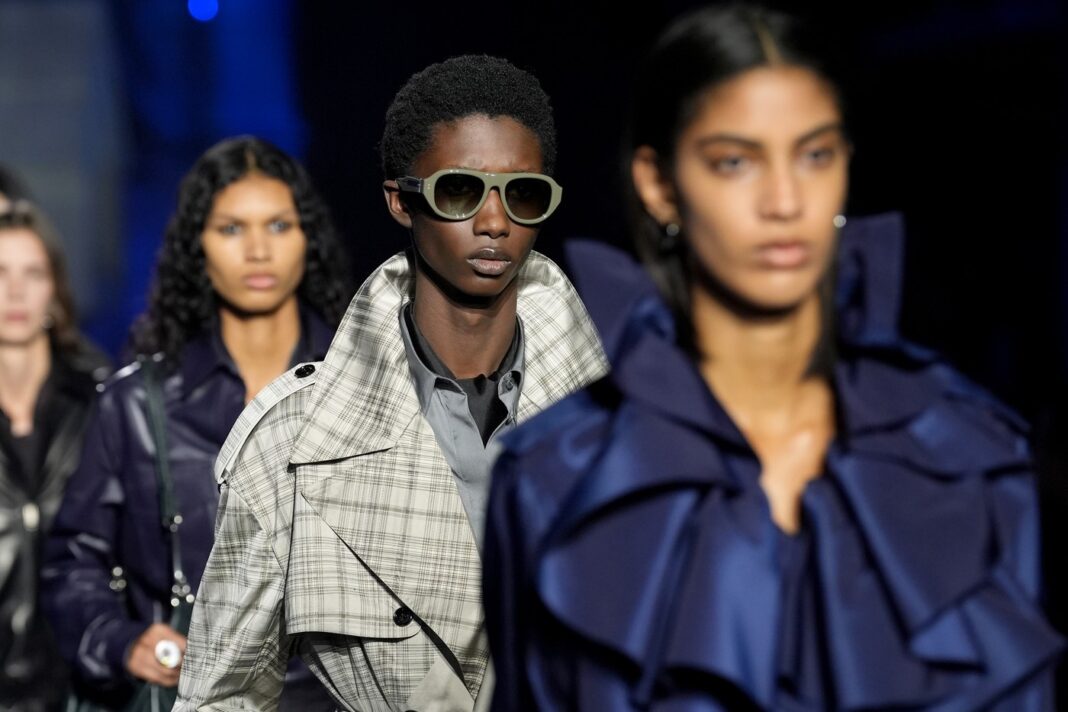Burberry Toamnă / Iarnă 2026–2027: eleganță britanică impecabilă, dar fără surprize
