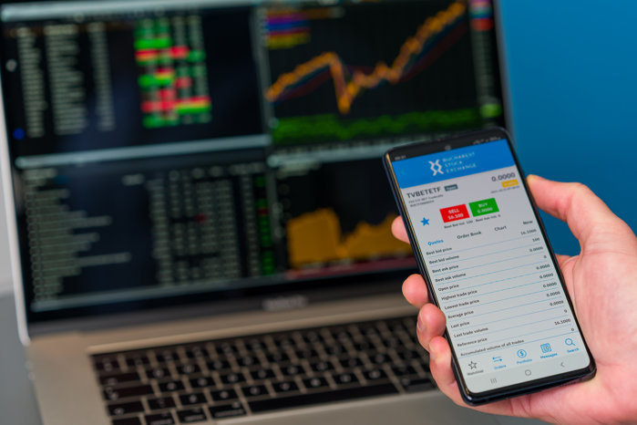 Bursă. O „armată“ de 161 de angajaţi ai BT CP, TradeVille şi Swiss Capital a mişcat 5,4 mld. lei în ianuarie, când Bursa a urcat cu 11%. Cumulat, cele trei companii au avut circa 60% din piaţă în prima lună din an pe toate segmentele de tranzacţionare