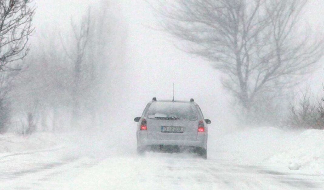 Capitala și jumătate de țară, sub cod galben și portocaliu de ninsoare și viscol