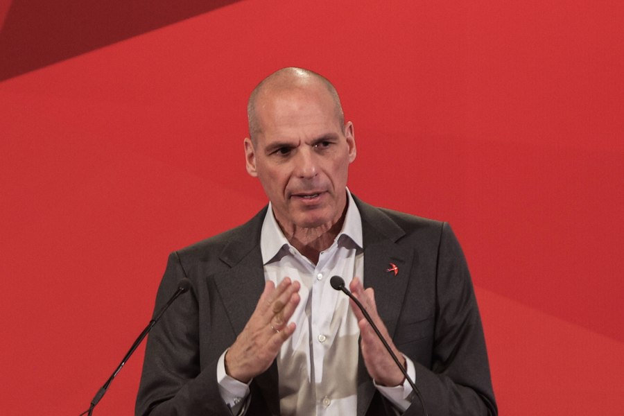 Capitalismul a murit deja, doar că n-am observat încă, susține Yanis Varoufakis, fost ministru de finanțe al Greciei. Lumea a intrat în epoca „tehno-feudalismului”
