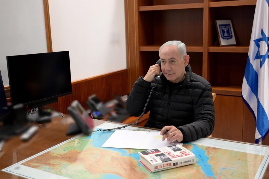 Cartea surprinsă pe biroul lui Netanyahu în timpul unei convorbiri cu Trump. Președintele american urmărește operațiunea de la Mar-a-Lago