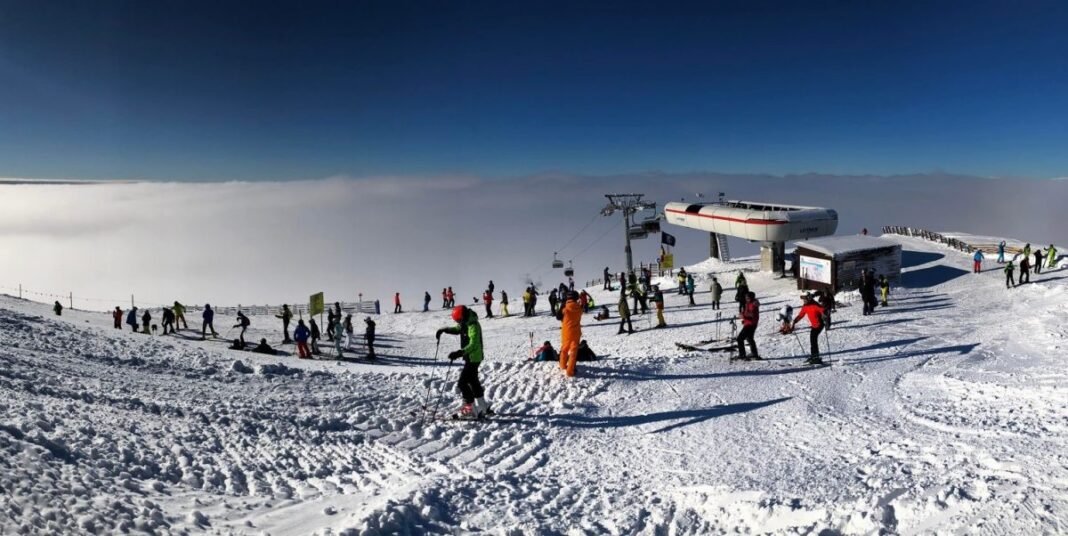 Cât costă o vacanță la schi, în Sinaia: 9 mii de lei pentru o familie cu un copil, peste 4.000 de lei, pentru un singur copil care merge în tabără / Prețul cel mai mic la cazare e de 400 de lei pe noapte