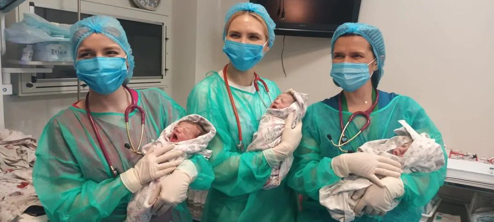 Caz rar la Timișoara: Femeie care își dorea un copil a născut tripleți din sarcină naturală