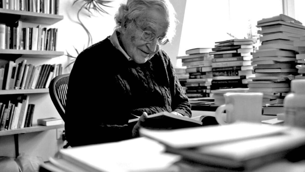 Cazul Epstein: În 2019, Noam Chomsky își exprima solidaritatea față de „modul oribil” în care era tratat prietenul său