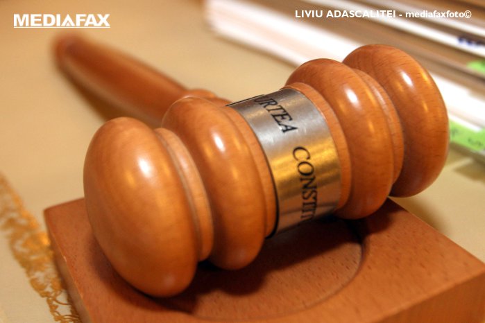CCR a publicat motivarea pe pensiile magistraţilor. Judecătorii compară pensiile magistraţilor din România cu media din sistemul european: În România, un magistrat primeşte o pensie de 6,7 ori mai mare decât media. În Franţa, de 2,5 ori mai mare, iar în Germania de 2,8 mai mare. Legea merge către promulgare la preşedinte