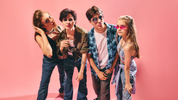 Ce poţi face în Bucureşti în acest weekend: petreceri cu nostalgie pentru Vama Veche, târguri pentru exploratorii de piese vintage, spectacole imersive şi expoziţii culturale