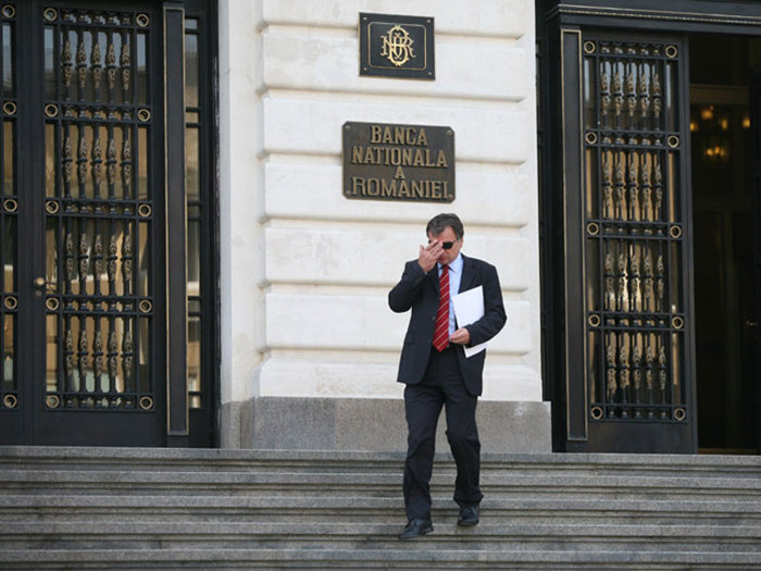 Ce reguli noi se vor aplica pentru conducerea BNR. Membrii boardului BNR, care vor fi numiţi pe baza unor criterii obiective şi transparente publicate de Parlament, vor avea, în premieră, interdicţie o perioadă să lucreze pentru băncile comerciale după ce pleacă şi vor avea mandatele limitate la 14 ani, cu excepţia guvernatorului. Iar independenţa instituţiei ar urma să crească