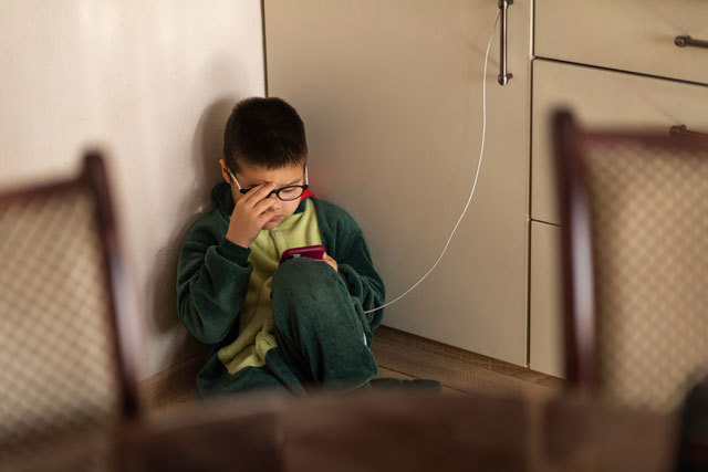 Ce se întâmplă cu vederea când ecranele acaparează tot timpul? Medic oftalmolog: Riscul este să se declanşeze sau să crească miopia. O distanţă de cel puţin 40 de centimetri de ecrane şi dispozitive digitale, dar şi pauză la o oră-două sunt principalele recomandări