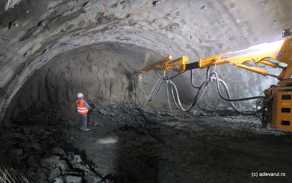 Cel mai mare tunel de autostradă din România, ajuns la jumătate. Când va fi străpuns tunelul de pe Autostrada Vestului
