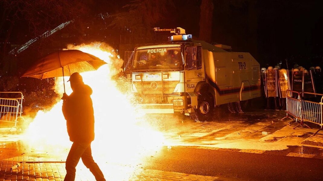 Cel puţin 18 persoane arestate după tulburări la un protest al opoziţiei în Tirana/ Manifestanții au aruncat cu coktailuri Molotov și artificii în forțele de ordine