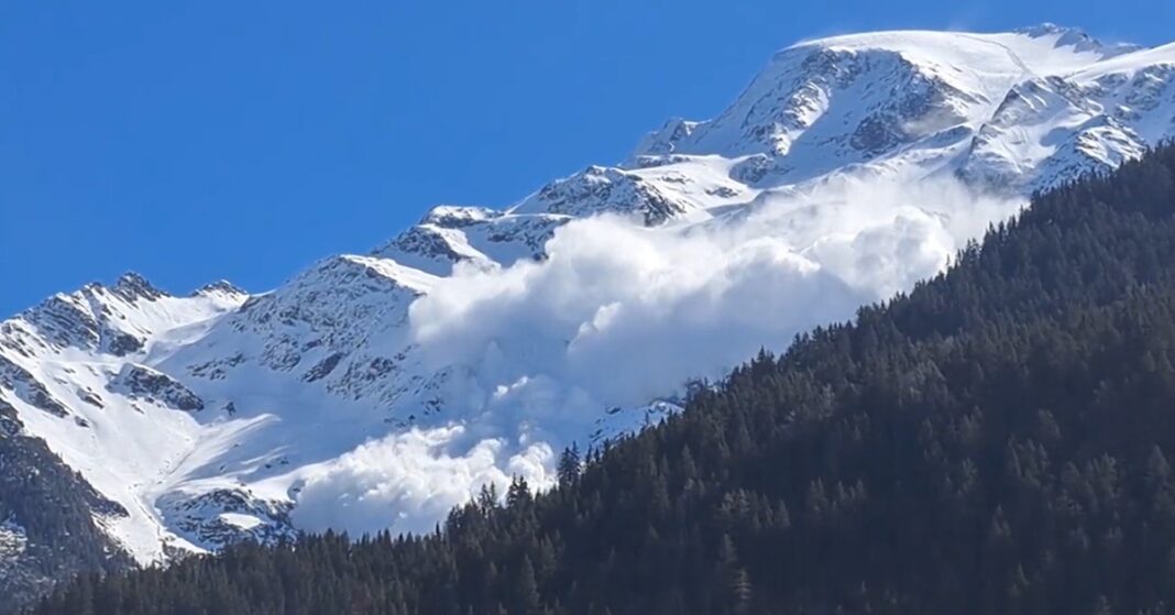 Cel puțin cinci persoane au murit într-o serie de avalanșe în vestul Austriei