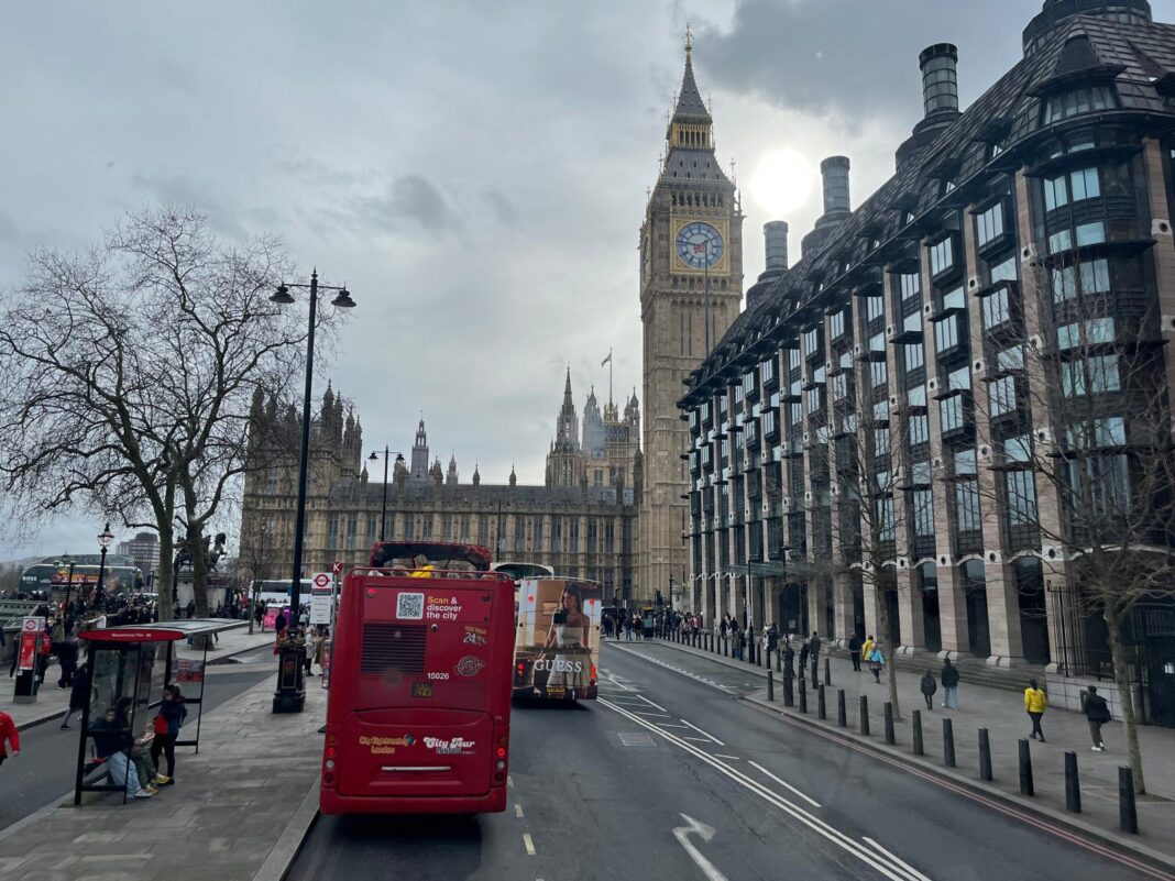 „Chiar și dacă câștigi, tu pierzi” / Plutocrații planetei folosesc tribunalele din Londra pentru a reduce presa la tăcere / Una dintre victimele hărțuirii în justiție în scop de intimidare este și jurnalistul român de investigații Paul Radu – The Telegraph