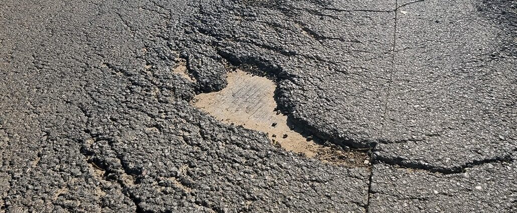 Cluj-Napoca s-a umplut de gropi după deszăpezire / Viceprimar: ”Acum facem niște plombe, care, din păcate, nu sunt foarte rezistente. Nici materialele și nici temperatura nu permit să facem anumite lucrări”