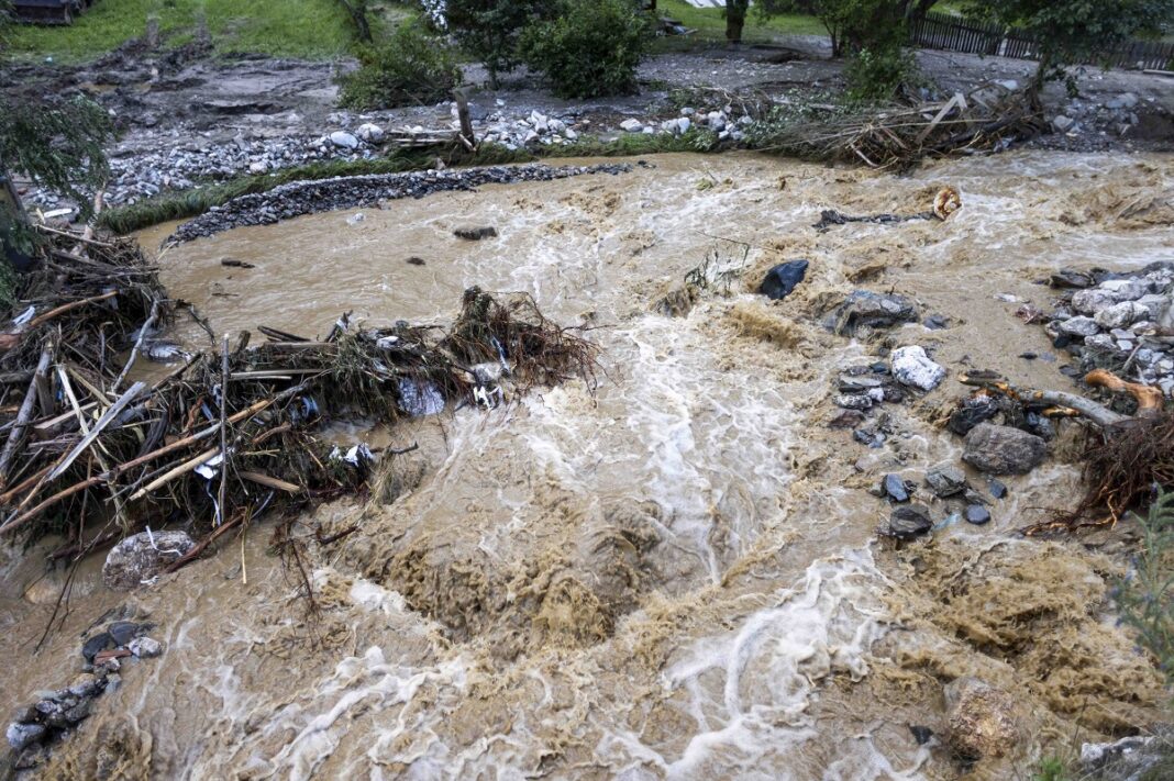 Cod galben de inundaţii pe râuri din şapte judeţe, de marţi după-amiaza
