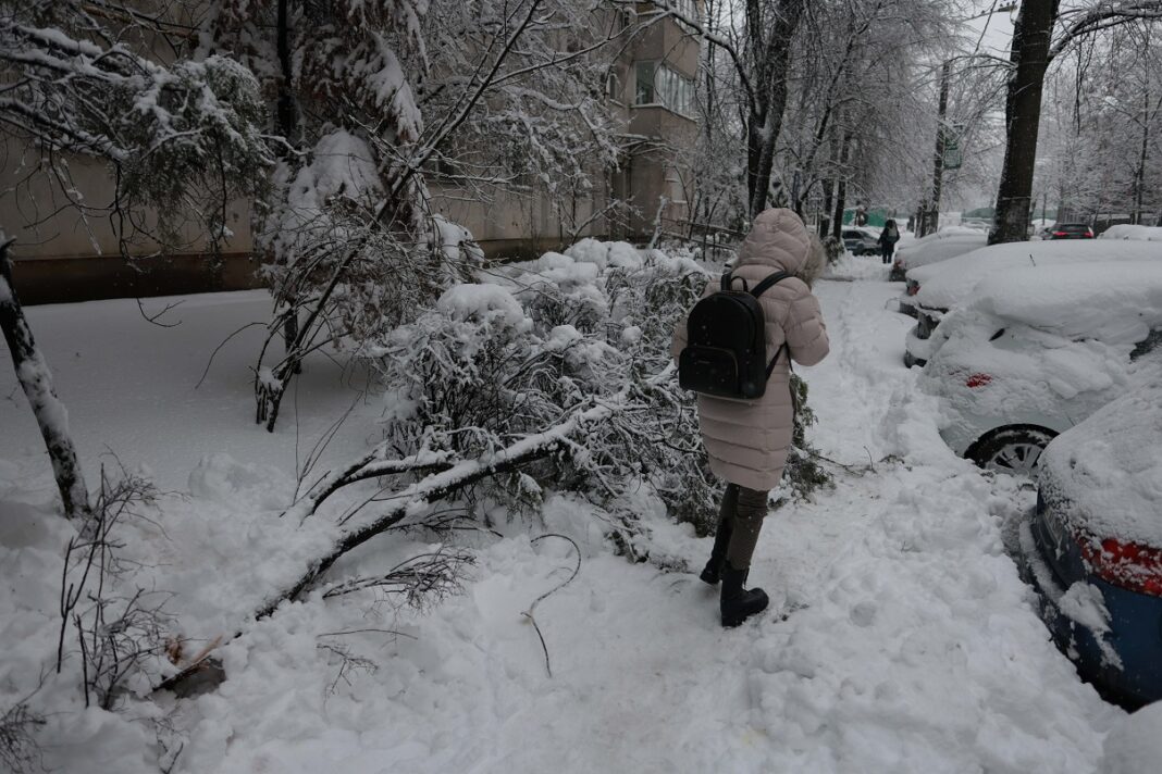 Cod galben de viscol şi vânt puternic în mai multe regiuni din ţară, până miercuri dimineaţa
