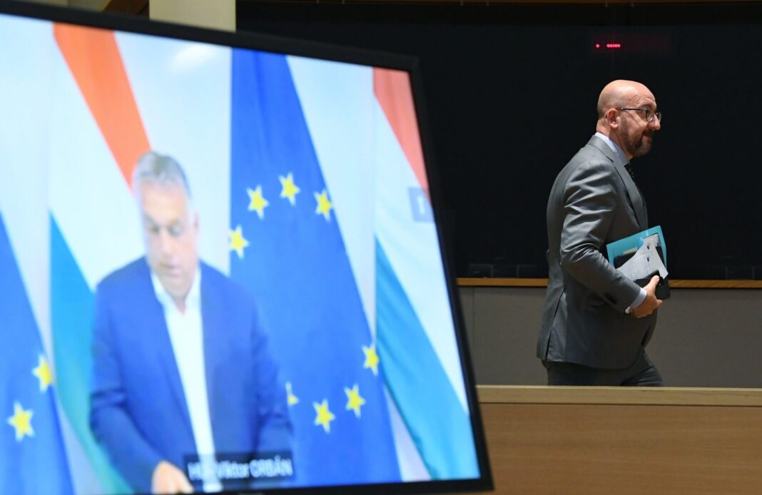 Comisia Europeană vrea să interzică permanent importurile de petrol din Rusia / O majoritate calificată a statelor membre ar putea ocoli veto-ul Ungariei