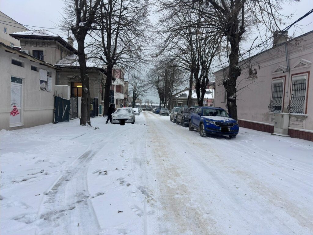 Constănțenii critică primăria că nu a deszăpezit străzile: „E jale în tot orașul, primare” / Adminstrația locală susține că a ieșit cu utilajele încă de noaptea trecută