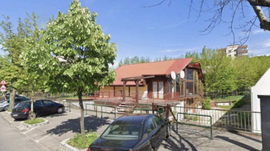 Construit în 2006, demolat în 2026 / Primăria Brașov cheltuie aproape 800 de mii de lei pentru a dărâma un centru social construit în urmă cu 20 de ani / ”E într-o stare avansată de degradare”