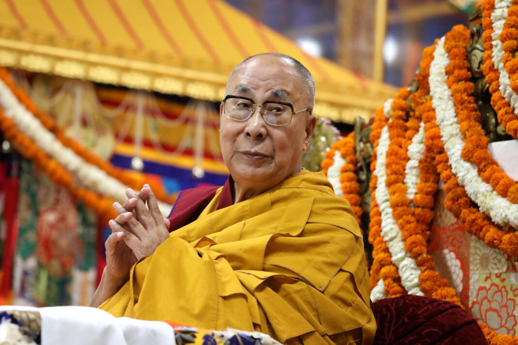 Contracarea propagandei chineze: Biroul lui Dalai Lama transmite că liderul spiritul budist „nu l-a întâlnit niciodată” pe Epstein