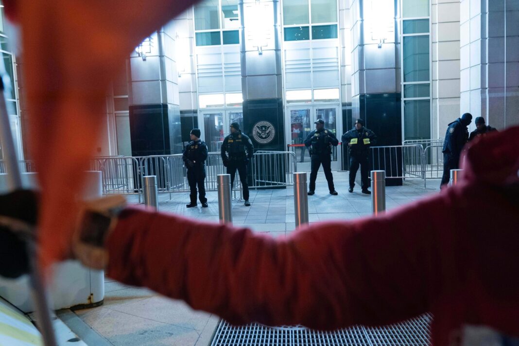 Copil mic internat cu insuficiență respiratorie în SUA, returnat în detenția pentru imigrație ICE și privat de tratamentul prescris de medic