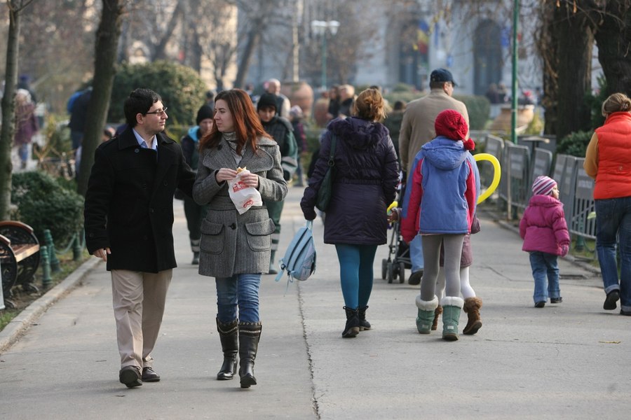 Corupția și creșterea prețurilor, principalele probleme de îngrijorare ale românilor. Cei mai mulți consideră că țara merge într-o direcție greșită