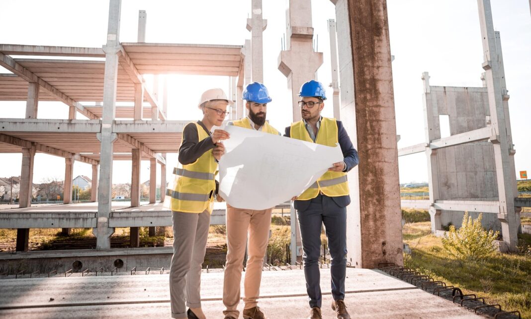 Costurile din construcții s-au dublat în ultimii zece ani / Dezvoltator imobiliar: „Scumpirile cele mai mari au fost cele ale manoperei” / Muncitorii nu se îngrămădesc pentru salarii de 8.000 de lei pe lună