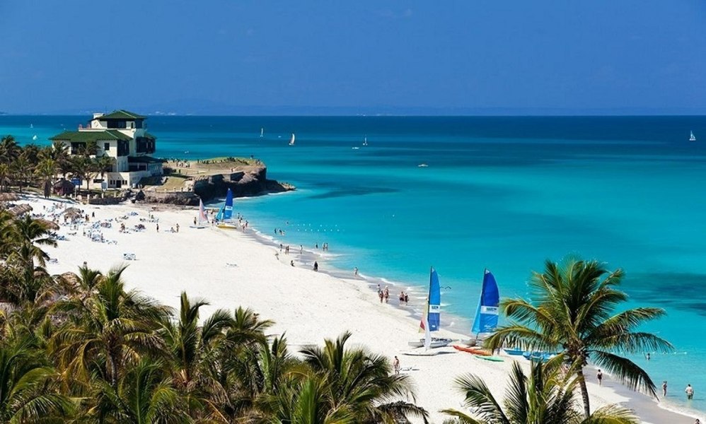 Criza severă de energie din Cuba lovește turismul. Guvernul a început să închidă hoteluri și să mute turiștii în alte unități de cazare