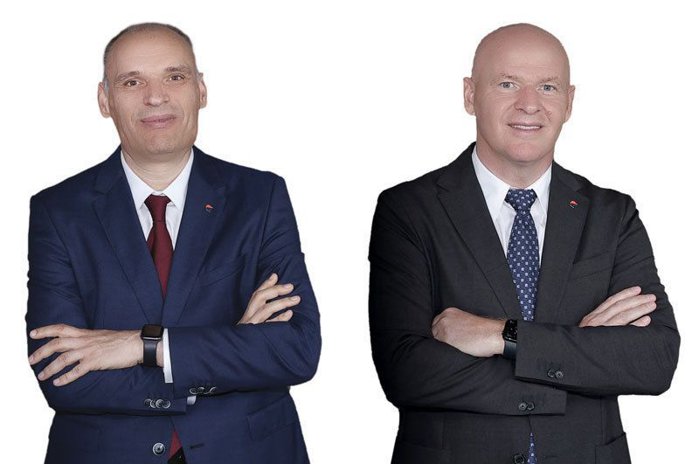 Cum au găsit fraţii Pavăl „antidotul“ la criză: când alţii se sperie şi aşteaptă, ei investesc şi apasă acceleraţia. Familia Pavăl a pornit de la un mic magazin în Bacău, a devenit lider în bricolaj şi primul mare investitor român peste hotare şi este la un pas de a juca în liga mare a retailului alimentar după preluarea Carrefour