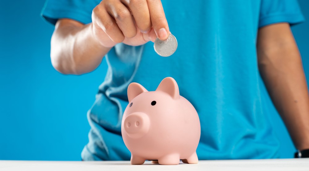 Cum să economisești bani fără să simți că ești „la dietă financiară”. Trei reguli de care să ții cont