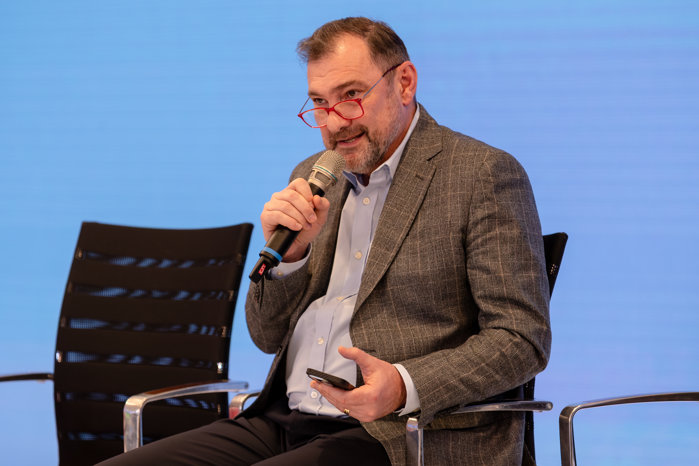 Daniel Apostol, general manager, FPE: Cea mai bună utilizare a gazului natural nu este flacăra de la aragaz, ci să dăm valoare adăugată. Fiecare producător, fie că produce farfurii din porţelan, textile sau energie, îşi doreşte să vândă la un preţ cât mai bun la poarta fabricii