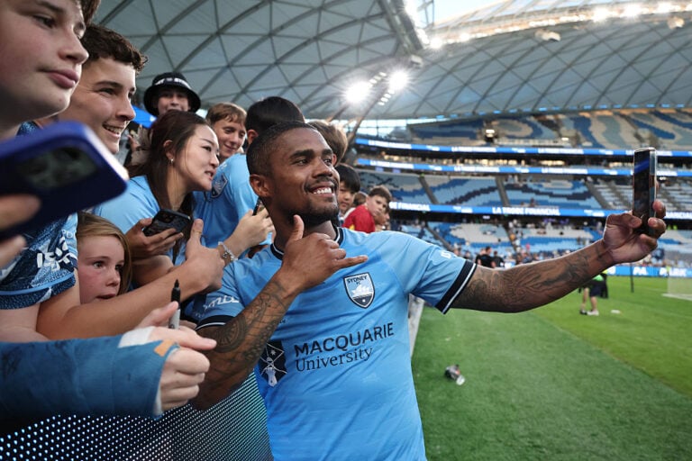 De la Champions League la liga a patra! Douglas Costa a jucat pe un stadion de 750 de locuri