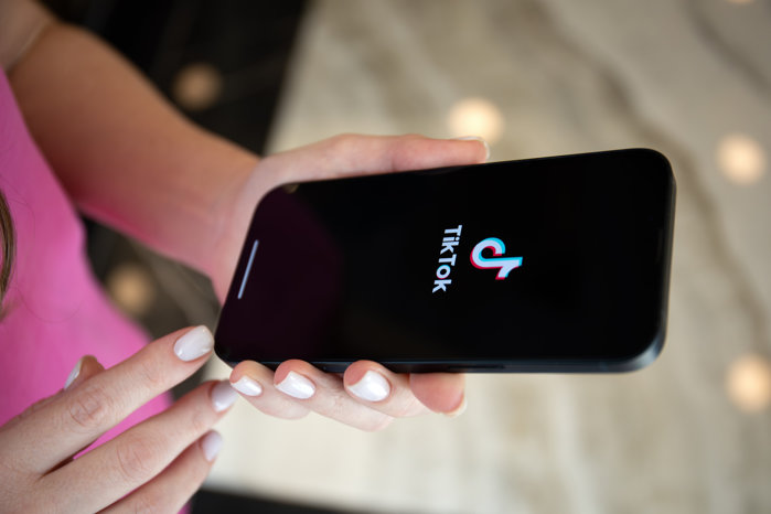 De la o simplă platformă de entertainment şi socializare, la un job real. Cum se transformă tinerii în creatori de conţinut şi câţi bani fac din TikTok? „Un video se plăteşte cu până la 600 de euro şi am undeva la 3-4 campanii plătite pe lună”