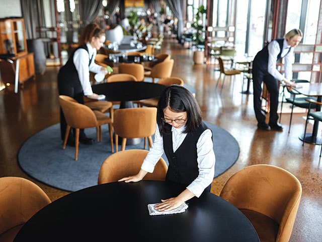 Deficitul de forţă de muncă în turism este tot mai greu de acoperit dar hotelierii nu vor să mărească salariile şi oferă doar 3.400 de lei pe lună în medie. „Există organizaţii în care angajaţii străini reprezintă mai mult de un sfert din totalul personalului“