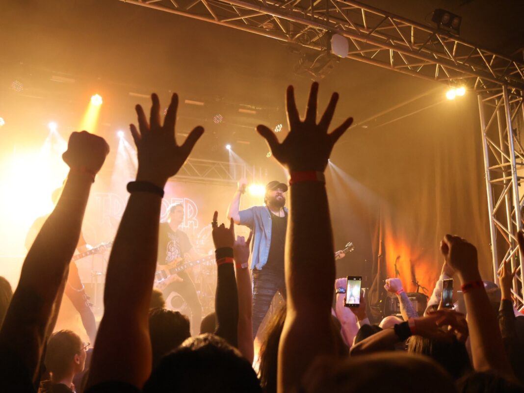 Deputata POT Codruța-Maria Corcheș a inițiat o petiție pentru interzicerea concertului „Regeneza” a formației Trooper de la Palatul Național al Copiilor / Solistul Trooper îi dă replica: „Îmi aduce aminte de 1989”