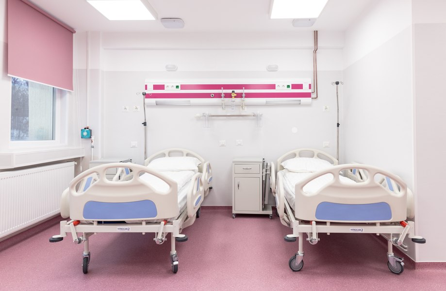 Dezbatere aprinsă despre „legarea de glie” a medicilor. „Oare nu era corect să vă faceți studiile în țara în care doreați să emigrați?”