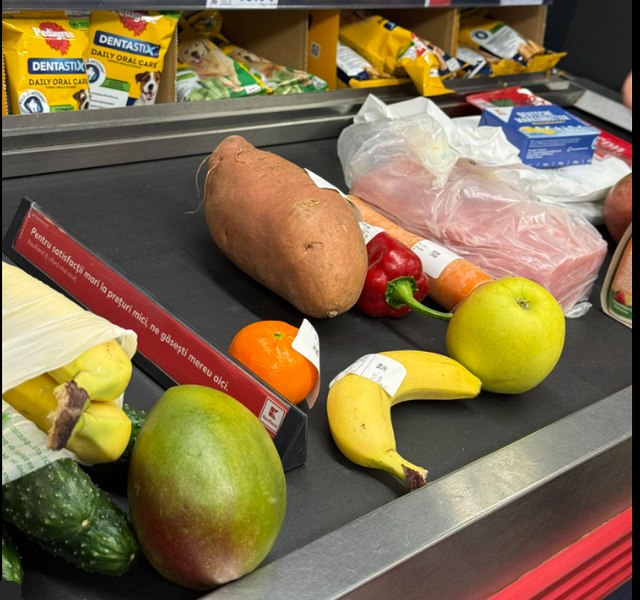 Discuția aprinsă stârnită de o fotografie în care apar cumpărăturile unei bătrâne: „Vrăjeală ieftină de 2 lei”