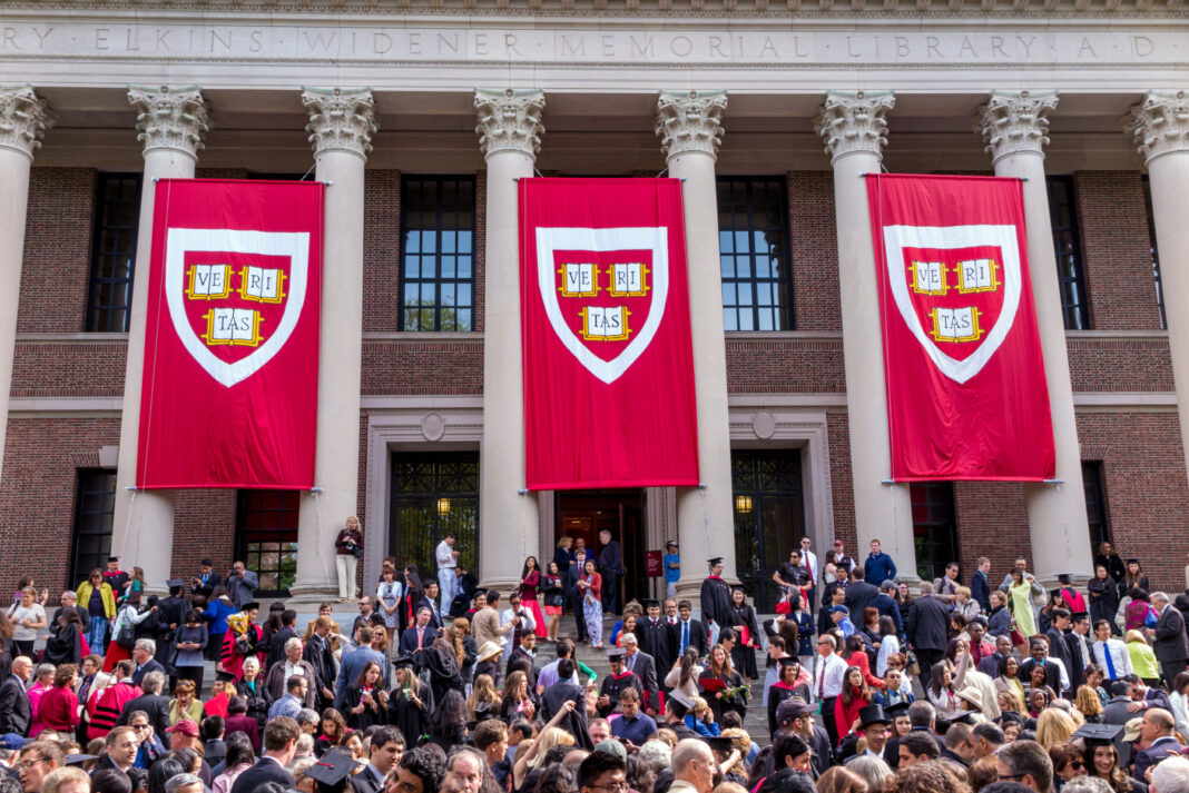 Donald Trump cere daune de un miliard de dolari de la Universitatea Harvard, pe care o acuză de antisemitism și părtinire