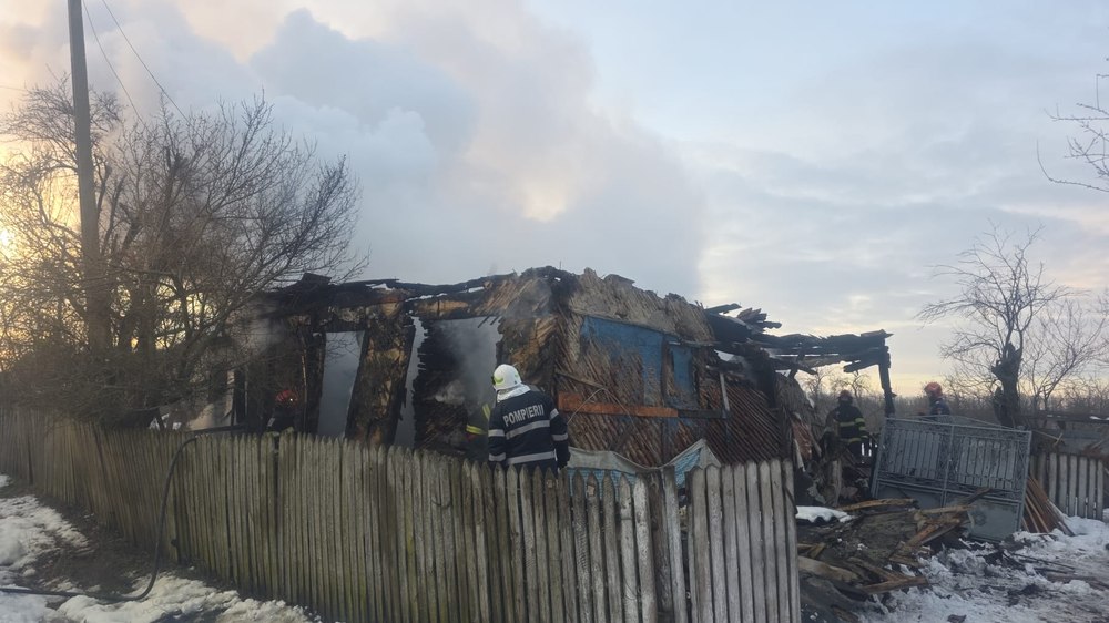Două femei au ars de vii în propriile locuințe în incendii produse în județele Argeș și Olt