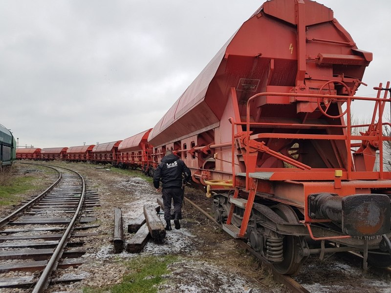 Două persoane, reținute pentru furtul a 4.000 de litri de combustibil dintr-un tren de marfă staționat în Fundulea. Ce au mai descoperit polițiștii la percheziții
