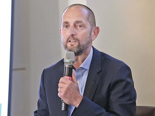 Dragoş Damian, Terapia Cluj: Uite aici cum o să-ţi stric ziua. Ai 40 de ani, eşti pe val în business, ai rezultate, ai succes, ai cariera, ai viitor. Cerul este limita. Apropo. Când ti-ai făcut ultima dată o mamografie sau un test Babeş -Papanicolaou? Când ti-ai făcut ultima dată un examen pulmonar sau o colonoscopie?