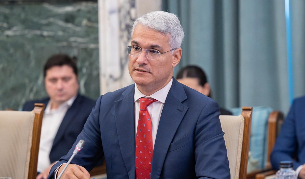 Dragoș Pîslaru sare în apărarea premierului: „Nu Bolojan a dus România în gard, ci economistul minune de la Buzău”