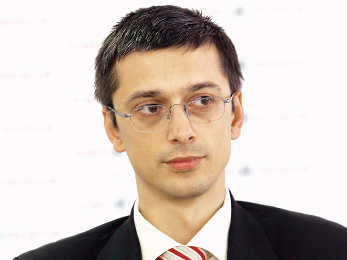 Economist J.P. Morgan: creştere economică globală peste potenţial, risc de recesiune în scădere şi condiţii financiare favorabile; România rămâne sub potenţial, dar beneficiază de fluxuri de capital, fonduri europene şi un context extern mai stabil