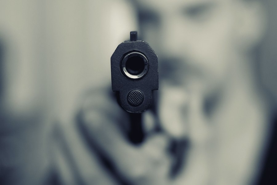 Elev din Predeal împușcat în cap, în liceu, cu un pistol airsoft. Incidentul, raportat anonim